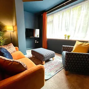 Coastal Charm: Stylish 2-bedroom Near Apartment