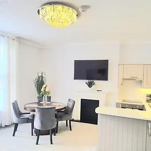 Spacious 3 Bed Flat Near The Sea With Parking Apartment