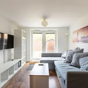 Urban Oasis: Modern 2-bedroom With Entertainment & Parking Apartment