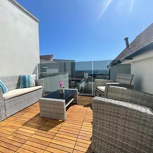 Coastline Retreats: Themed Seaside With Luxury Bath Apartment